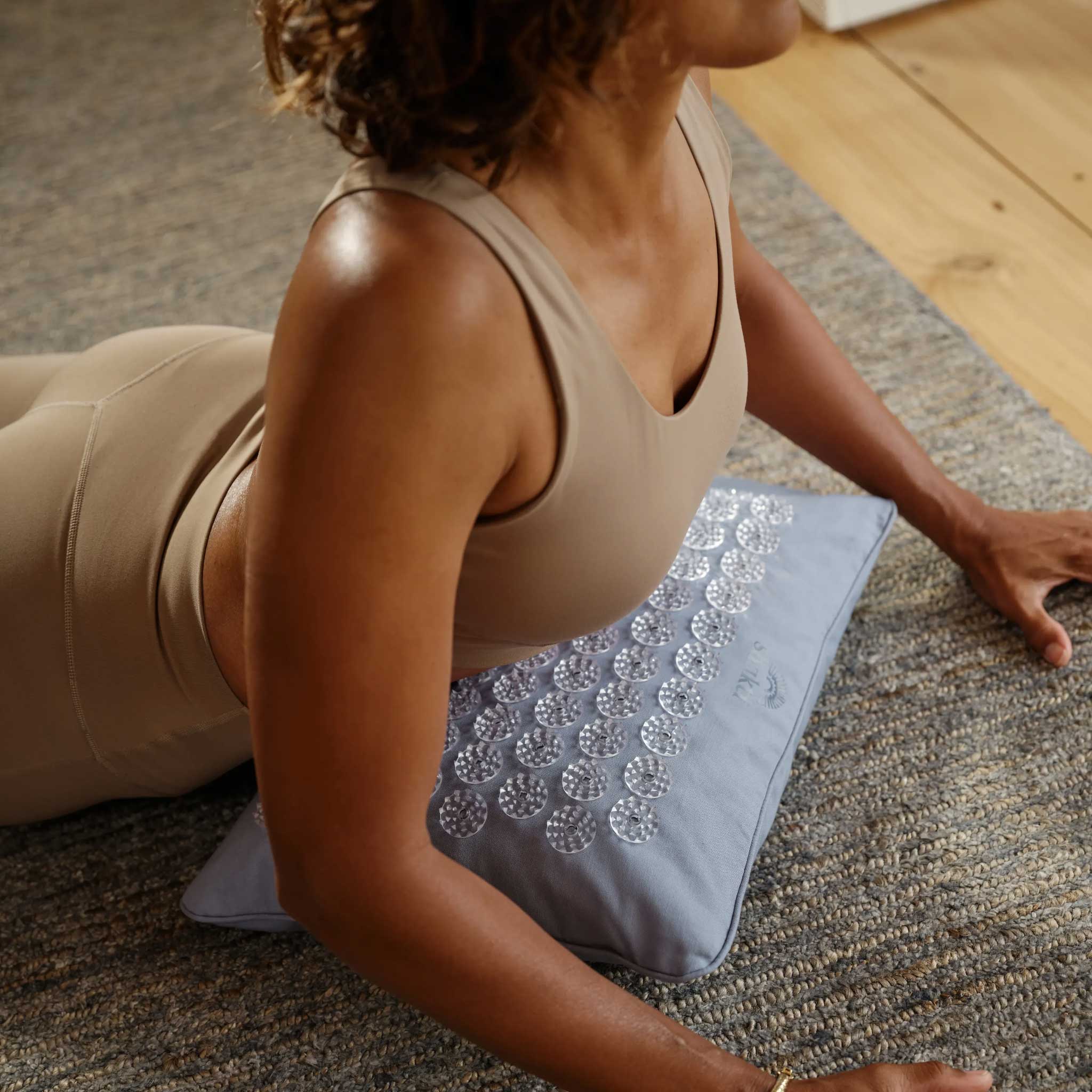 03_Shakti_Premium_Acupressure_Pillow_Lifestyle_Belly_Spikes_Cluster_Blue_L2.jpg